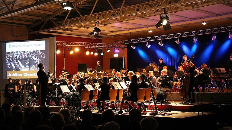 &bdquo;Musterschüler&ldquo; Michael Geiger mit seinem Orchester beim Jahreskonzert in Trennfeld.