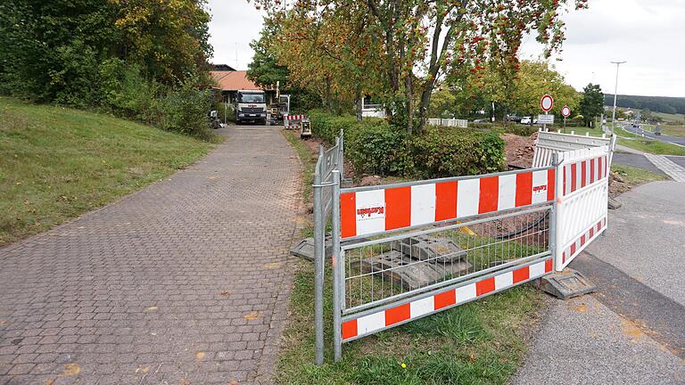 Digitalisierung an der Grundschule Sandberg. Ein Glasfaseranschluss wird gelegt, um die Schule optimal an die Breitbandversorgung anbinden zu können.