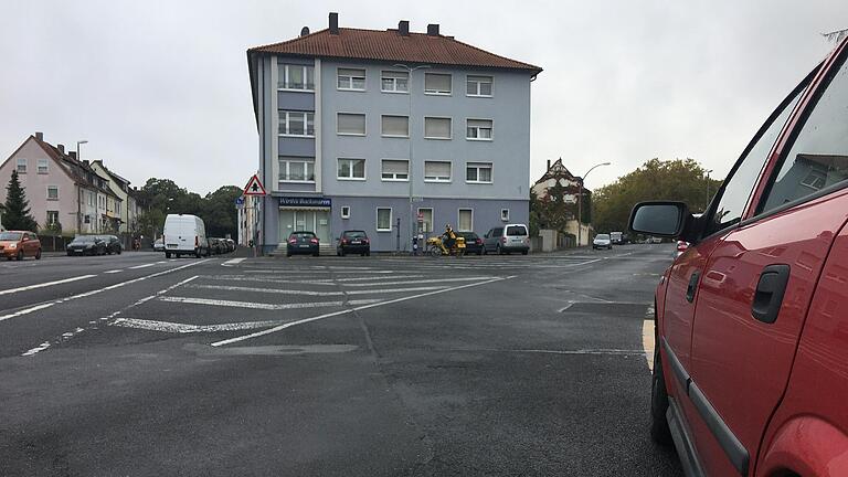 Der Schelmsrasen soll als Teil des Grünen Bandes durch die Stadt großflächig entsiegelt werden. Hier an der Mozartstraße wie auch am Spitalseeplatz werden zahlreiche Stellplätze wegfallen.