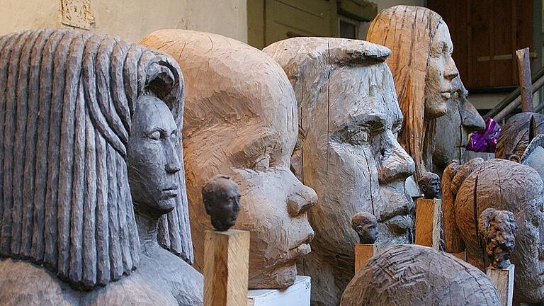 Das Atelier von Bildhauer Gerhard Nerowski in Königsberg besichtigte der Kreis-Ausschuss für Kultur, Tourismus und Sport vor seiner Herbst-Sitzung. Der Künstler arbeitet gerne mit Holz, seine Portraits sind sehr beliebt. Das Atelier von Bildhauer Gerhard Nerowski in Königsberg besichtigte der Kreis-Ausschuss für Kultur, Tourismus und Sport vor seiner Herbst-Sitzung. Der Künstler arbeitet gerne mit Holz, seine Portraits sind sehr beliebt.