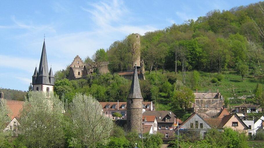 Gemündens Altstadt mit St. Peter und Paul, Scherenburg, Hexenturm und Ronkarzgarten (von links).  Foto: Michael Mahr       -  Gemündens Altstadt mit St. Peter und Paul, Scherenburg, Hexenturm und Ronkarzgarten (von links).  Foto: Michael Mahr