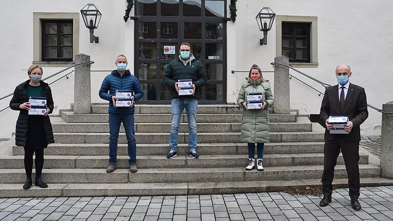 Landrat Wilhelm Schneider (rechts) übergibt zusammen mit Kathrin Glaubrecht (links) und Christina Schnös von der Arbeitsgruppe Corona die Antigen-Schnelltests an die stationäre Pflegeeinrichtung „Die Intensivpfleger“. Die beiden Geschäftsführer Thomas Schindler und Markus Betz sind dankbar für diese Unterstützung. Landrat Wilhelm Schneider (rechts) übergibt zusammen mit Kathrin Glaubrecht (links) und Christina Schnös von der Arbeitsgruppe Corona die Antigen-Schnelltests an die stationäre Pflegeeinrichtung „Die Intensivpfleger“. Die beiden Geschäftsführer Thomas Schindler und Markus Betz sind dankbar für diese Unterstützung.
