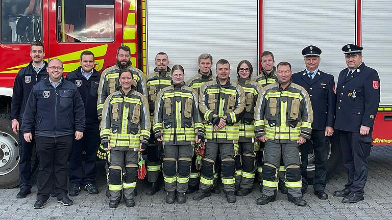 Gruppenfoto mit Ausbilder, Teilnehmern und den Prüfern.