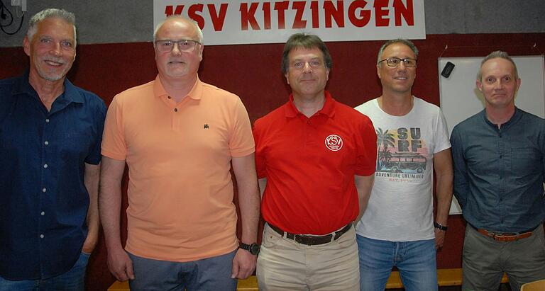 Hans Poschet (von links) ist weiterhin Vorsitzender des KSV Kitzingen und Kai Kasper sein Stellvertreter. Weitere Posten bekleiden Kassier Reiner Stöcker sowie die Abteilungsleiter Oliver Barth (Boxen) und Michael Amend (Gewichtheben). Hans Poschet (von links) ist weiterhin Vorsitzender des KSV Kitzingen und Kai Kasper sein Stellvertreter. Weitere Posten bekleiden Kassier Reiner Stöcker sowie die Abteilungsleiter Oliver Barth (Boxen) und Michael Amend (Gewichtheben).