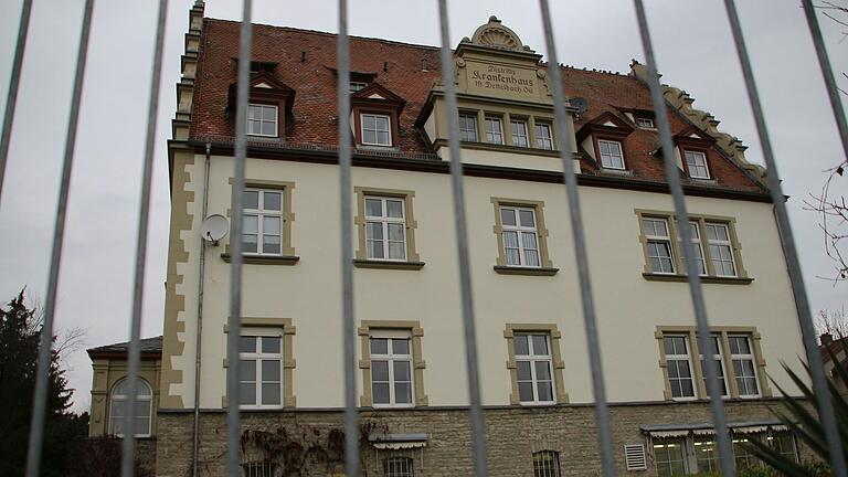 Die Seniorenresidenz Phönix in Dettelbach hat 138 Pflegplätze. Der älteste Teil des Gebäudekomplexes ist das ehemalige Dettelbacher Krankenhaus (im Bild), das ab 1906 gebaut wurde. Seit 1991 ist darin ein Altenheim untergebracht. Die Seniorenresidenz Phönix in Dettelbach hat 138 Pflegplätze. Der älteste Teil des Gebäudekomplexes ist das ehemalige Dettelbacher Krankenhaus (im Bild), das ab 1906 gebaut wurde. Seit 1991 ist darin ein Altenheim untergebracht.
