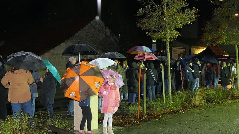 Mit Regenschirmen bewaffnet verfolgten um die 100 Gäste den Faschingsauftakt in Ermershausen. Mit Regenschirmen bewaffnet verfolgten um die 100 Gäste den Faschingsauftakt in Ermershausen.