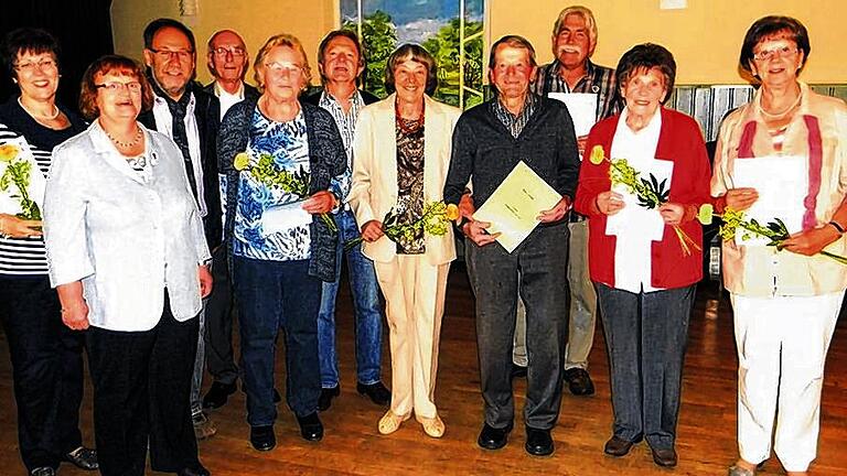 Treue Sänger geehrt       -  (ul) Alljährlich ehrt der Gesangverein zum Abschluss seiner Saison langjährige Mitglieder. Von den Aktiven waren dies heuer: die zweite Vorsitzende Beate Belz, Wilhelm Engelhart, Vorsitzender Richard Geiling und Robert Müller. Sie singen seit 25 Jahren mit. Ebenfalls 25 Jahre dabei sind die passiven Mitglieder: Angelika und Ernst Baumann, Jürgen Bronnsack, Erika Engelhart, Hans Fischer, Gerhard Gessner, Helga Klenk, Bernd Neppe, Paula Schneider, Norbert Seufert und Hannelore Wagner. Hannelore Köhler und Anni Götz sind seit nunmehr 50 Jahren dabei. Karl Hermann, Dorchen Müller, Erika Reuß, Rudolf Schirmer und Erna Wagner blicken auf 65 Jahre Mitgliedschaft zurück. Von links: Beate Belz, Maria Herterich, Richard Geiling, Willi Engelhart Hannelore Wagner, Jürgen Bronnsack, Erika Engelhart, Karl Herrmann, Robert Müller, Anni Götz und Hannelore Köhler.