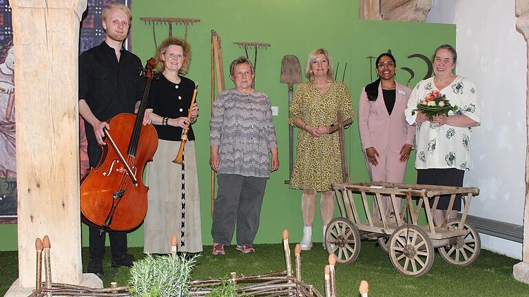 Sie eröffneten die neue Ausstellung im 'Kloster Wechterswinkel' im Ambiente eines mittelalterlichen Gartens (im Bild von rechts): Künstlerin Annelore Römhild, Rebecca Stutz, stv. Landrätin Eva Böhm, Alice Selinger, Annette und Vincent von Brenndorff.