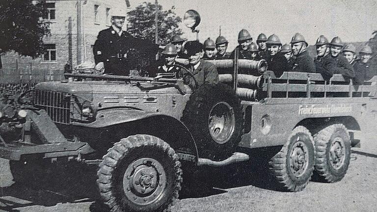 Historische Aufnahme: Das Bild zeigt das erste Feuerwehrauto der Feuerwehr Oberelsbach. Nun feiert die Freiwillige Feuerwehr Oberelsbach ihr 150-jähriges Jubiläum.