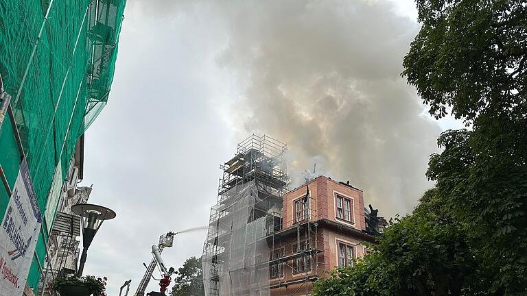 Feuer in Bad Ems       -  Fast 150 Feuerwehrleute rücken an, um den Brand eines historischen Gebäudes in Bad Ems zu löschen.