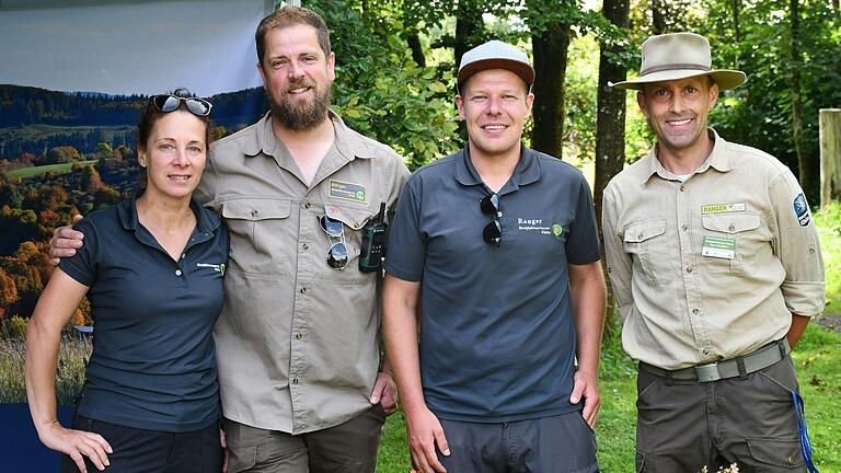 Zahlreiche Ranger und Mitarbeiter des UNESCO-Biosphärenreservats Rhön beantworteten die Fragen der interessierten Besucherinnen und Besucher (von links): Sandra Heine (Thüringer Verwaltungsstelle), Volker Bauer (Bayerische Verwaltungsstelle, David Schmitt (Hessische Verwaltungsstelle) und Daniel Scheffler (Naturpark Bayerische Rhön). Zahlreiche Ranger und Mitarbeiter des UNESCO-Biosphärenreservats Rhön beantworteten die Fragen der interessierten Besucherinnen und Besucher (von links): Sandra Heine (Thüringer Verwaltungsstelle), Volker Bauer (Bayerische Verwaltungsstelle, David Schmitt (Hessische Verwaltungsstelle) und Daniel Scheffler (Naturpark Bayerische Rhön).