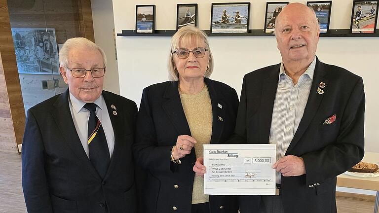 Ruth Reinfurt (Mitte) bei der Übergabe einer Spende über 5000 Euro an unseren Vorsitzenden und Schatzmeister Bernd Weigl (rechts), links Ehrenmitglied und Vorsitzender Öffentlichkeitsarbeit Paul Zöller. Ruth Reinfurt (Mitte) bei der Übergabe einer Spende über 5000 Euro an unseren Vorsitzenden und Schatzmeister Bernd Weigl (rechts), links Ehrenmitglied und Vorsitzender Öffentlichkeitsarbeit Paul Zöller.