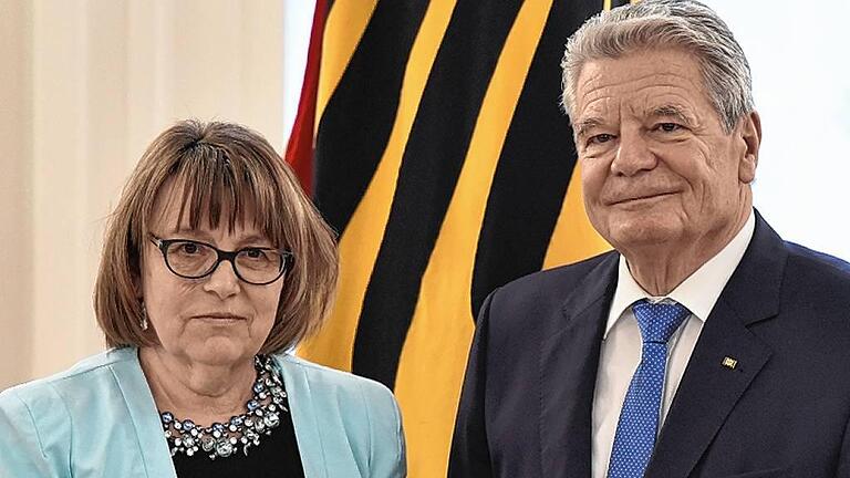 Bundespräsident Joachim Gauck verleiht Verdienstorden an Bürger für ehrenamtliches Engagement 2015 - Für ihre Mitmenschen engagiert: Bundespräsident Joachim Gauck hat der Schweinfurterin Ursula Pöpperl am Freitag die Bundesverdienstmedaille verliehen. Bundespräsident Joachim Gauck verleiht Verdienstorden an Bürger für ehrenamtliches Engagement 2015 - Für ihre Mitmenschen engagiert: Bundespräsident Joachim Gauck hat der Schweinfurterin Ursula Pöpperl am Freitag die Bundesverdienstmedaille verliehen.