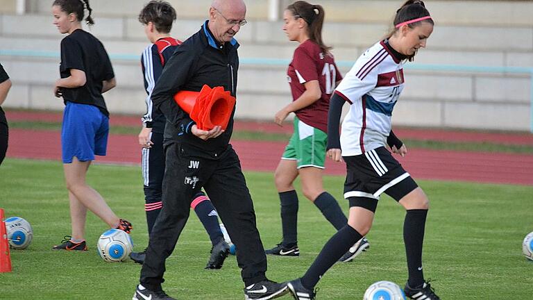 Jürgen Walter hat nicht nur den Ball, sondern auch seine Mannschaft im Blick.