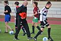 Jürgen Walter hat nicht nur den Ball, sondern auch seine Mannschaft im Blick.