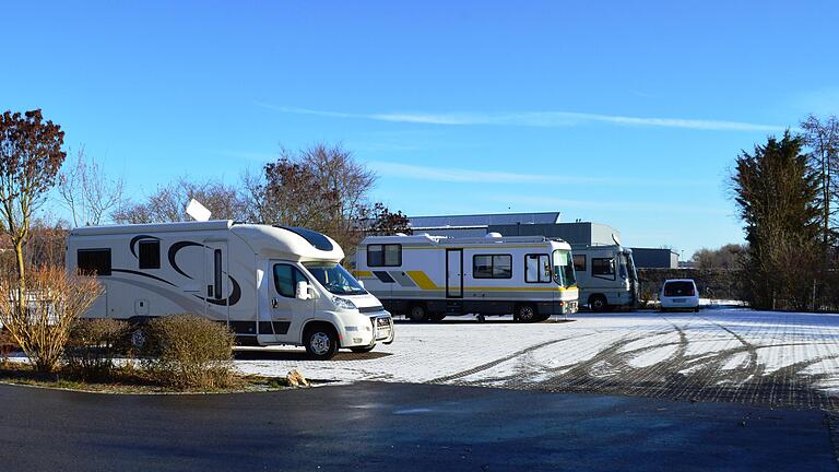 Ruhe vor dem nächsten Ansturm: Nur wenige Reisemobil-Urlauber halten sich derzeit auf dem Stellplatz an der Frankentherme auf. Spätestes Ostern dürfte sich das ändern, denn dann wird der Platz wieder proppenvoll sein.