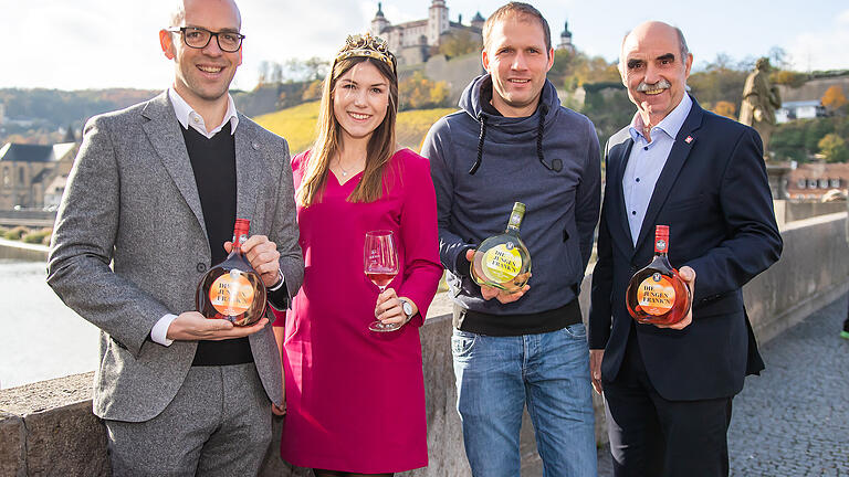 Premiere der Jungen Frank'n auf der Alten Mainbrücke: Geschäftsführender Vorstand Cornelius Lauter (von links) die Fränkische Weinkönigin Carolin Meyer, Kellermeister Sebastian Knott und Weinbaupräsident Artur Steinmann.