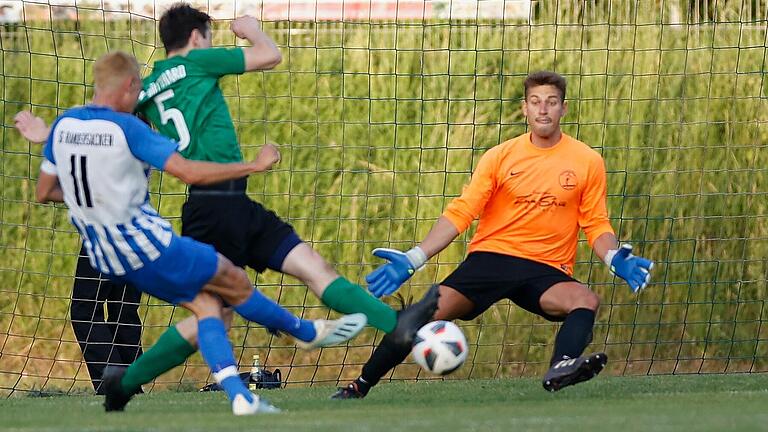 Jens Müller (links) erzielt in der Schlussphase der Kreisliga-Relegation das 2:0 für die SG Randersacker. Bütthards Thomas Neckermann und Torwart Steffen Hofmann&nbsp; können die Entscheidung zugunsten des Gegners nicht verhindern.