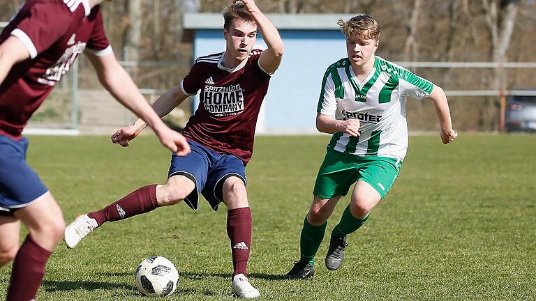 Kai Schlagmüller (am Ball) vom Kreisliga-Meister FV Helmstadt ist zum Landesligisten TSV Karlburg gewechselt. Weiter im Bild: Matthias Spall (rechts) vom FV Karlstadt.