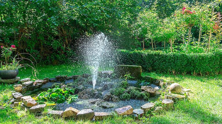 Der alte Brunnen im Schlossgarten plätschert wieder.