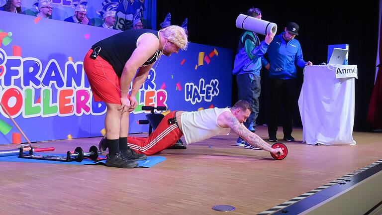 Büttenabend der Frankenheimer Hollerboller.
Im Fitnessstudio plagen sich die einen ab, die anderen suchen nach starken Männern. Büttenabend der Frankenheimer Hollerboller.
Im Fitnessstudio plagen sich die einen ab, die anderen suchen nach starken Männern.