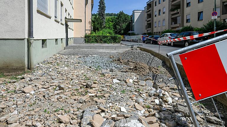 In Würzburg-Heidingsfeld wurden eine Hecke, Sträucher und Stauden vor einem Haus entfernt. Die Fläche soll zu Stellplätzen umgebaut werden. In Würzburg-Heidingsfeld wurden eine Hecke, Sträucher und Stauden vor einem Haus entfernt. Die Fläche soll zu Stellplätzen umgebaut werden.
