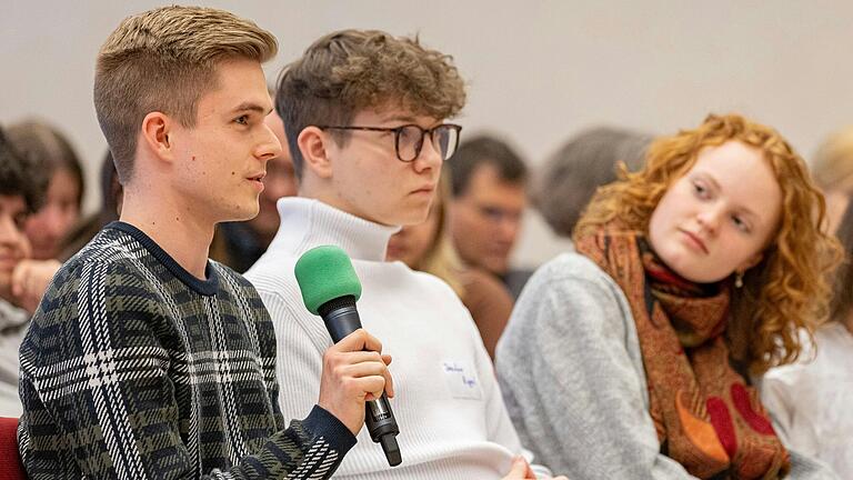 Heinrich Ritter wie man ihn kennt: In Aktion in seiner bisherigen Funktion als Landesschülersprecher in Bayern. Heinrich Ritter wie man ihn kennt: In Aktion in seiner bisherigen Funktion als Landesschülersprecher in Bayern.
