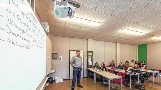 Neue Tafel, neuer Beamer, neues Mobiliar: Blick in den Unterrichtsraum der Klasse FS 11 c (FOS-Sozialwesen), an der neuen Tafel Stefan Pfister, Lehrer für Deutsch und Geschichte.