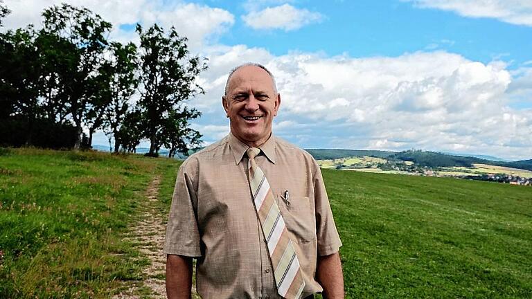 Hat gut lachen: Als Bürgermeister von Ostheim steht Ulrich Waldsach einer Stadt vor, die im Wettbewerb der Kommunen wie auch der touristischen orte sehr gut aufgestellt ist. Erholung findet er auf dem kleinen Lindenberg bei seinem Hobby, dem Modellflug. Hat gut lachen: Als Bürgermeister von Ostheim steht Ulrich Waldsach einer Stadt vor, die im Wettbewerb der Kommunen wie auch der touristischen orte sehr gut aufgestellt ist. Erholung findet er auf dem kleinen Lindenberg bei seinem Hobby, dem Modellflug.