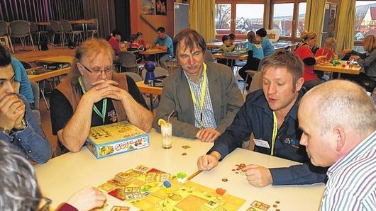 Ganz schön komplex ist „Camel Cup“, eines der Spiele des Jahres, die Kreisjugendring-Vorsitzender Daniel Fischer (Zweiter von rechts) hier seinen Mitspielern erläutert. Ganz schön komplex ist „Camel Cup“, eines der Spiele des Jahres, die Kreisjugendring-Vorsitzender Daniel Fischer (Zweiter von rechts) hier seinen Mitspielern erläutert.