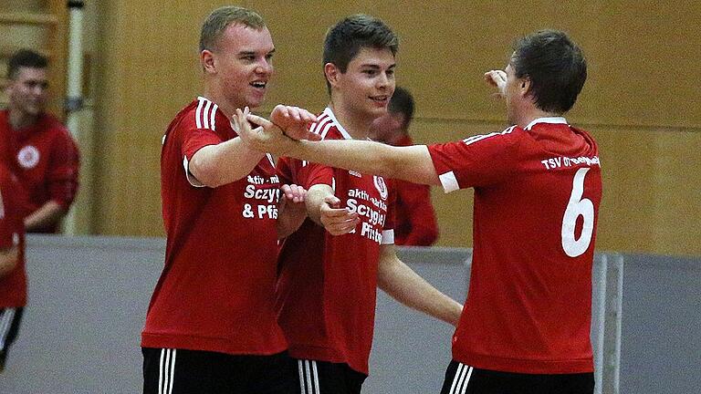 Geschafft: Die Spieler des TSV Bergrheinfeld feiern ihren 1:0-Finalsieg über die FT Schweinfurt beim BWG-Cup.