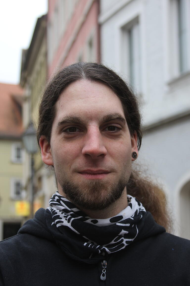 Benjamin Meisel, 31, Marktsteft: Welches Gesetz besser ist, weiß ich nicht. Aber ich habe Bedenken, dass Organspenden für kriminelle Machenschaften missbraucht werden. Deshalb ist mir die jetzige Regelung lieber. Benjamin Meisel, 31, Marktsteft: Welches Gesetz besser ist, weiß ich nicht. Aber ich habe Bedenken, dass Organspenden für kriminelle Machenschaften missbraucht werden. Deshalb ist mir die jetzige Regelung lieber.