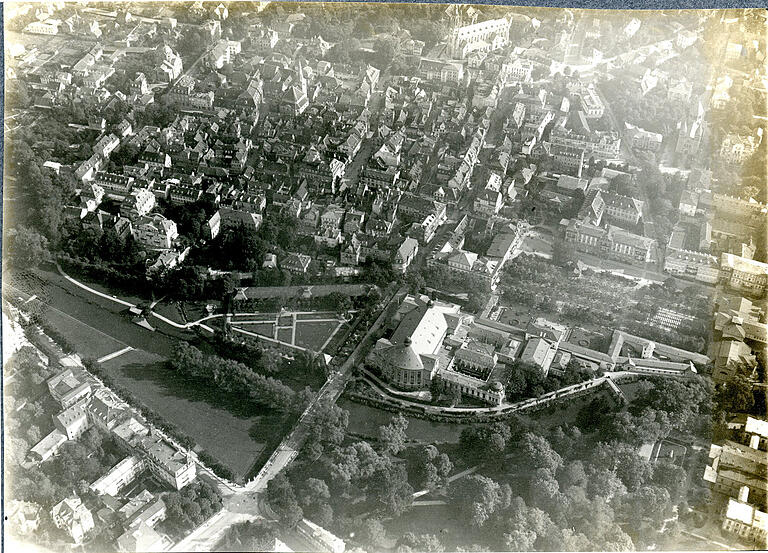 Der berühmte Kurort an der Fränkischen Saale von oben: Bad Kissingen in den 1910er Jahren. Der berühmte Kurort an der Fränkischen Saale von oben: Bad Kissingen in den 1910er Jahren.