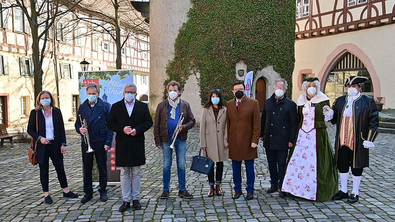 Der Leiter der Stadt- und Feuerwehrkapelle Tauberbischofsheim, Gustav Endres (Vierter von links), erhielt aus den Händen von Minister Guido Wolf (Dritter von links) die Staufermedaille des Landes Baden-Württemberg. Zu den Gratulanten gehörten (von links): Bürgermeisterin Anette Schmidt, Trompetenpartner Andreas Schreck, Landtagsabgeordneter Professor Dr. Wolfgang Reinhart mit Frau Gabriele, Landrat Reinhard Frank und der kurmainzische Oberamtmann mit Gattin.