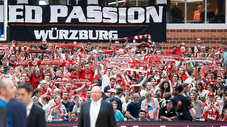 Eine verschworene Gemeinschaft: Die Fans der Würzburg Baskets und die Mannschaft.