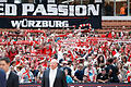 Eine verschworene Gemeinschaft: Die Fans der Würzburg Baskets und die Mannschaft.