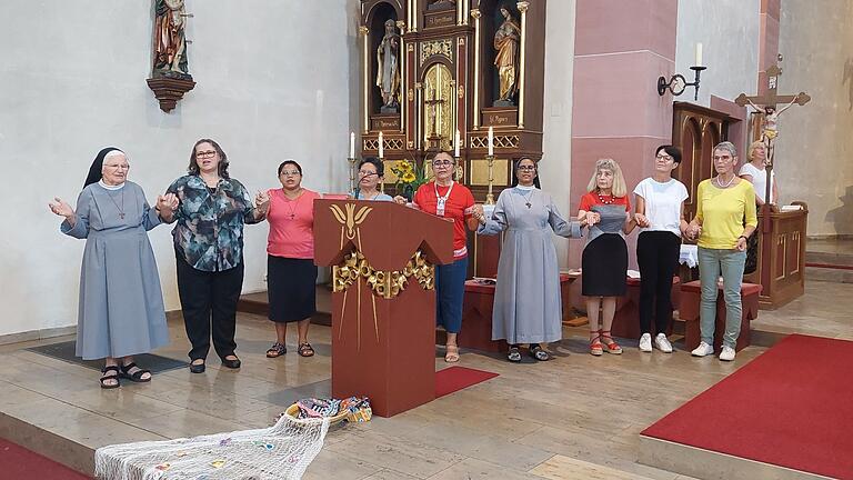 Die brasilianischen Schwestern beten portugiesisch das Vater unser. Die brasilianischen Schwestern beten portugiesisch das Vater unser. 