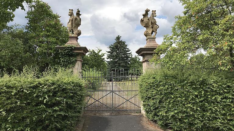 Durch das Löwentor in den Garten. Auch die Freiflächen rund um Schloss Löwenhain stehen unter Denkmalschutz.