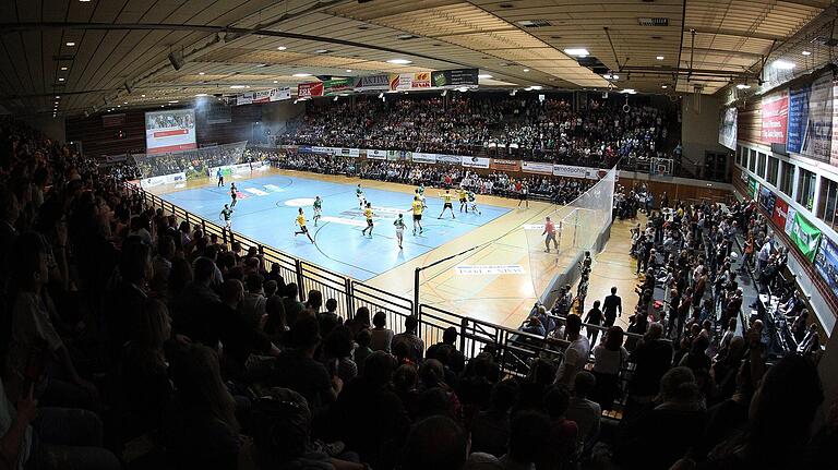 So voll wie bei Derbys - hier gegen den HSC 2000 Coburg - ist die s.Oliver Arena bei Handball-Zweitligapartien der DJK Rimpar Wölfe selten, doch von den durchschnittlich etwa 18o0 Heimzuschauern der vergangenen Saison wird in der nächsten nur noch höchstens ein Teil zugelassen werden.