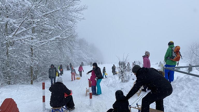 Das Winterwetter nutzten am Wochenende viele Menschen für einen Ausflug in die Rhön. Sie genossen die weiße Pracht, wie hier am Berghaus Rhön bei Riedenberg, für eine Wanderung oder zum Schlittenfahren. Auch die Liftbetreiber sind zufrieden. Foto: Wolfgang Dünnebier       -  Das Winterwetter nutzten am Wochenende viele Menschen für einen Ausflug in die Rhön. Sie genossen die weiße Pracht, wie hier am Berghaus Rhön bei Riedenberg, für eine Wanderung oder zum Schlittenfahren. Auch die Liftbetreiber sind zufrieden. Foto: Wolfgang Dünnebier