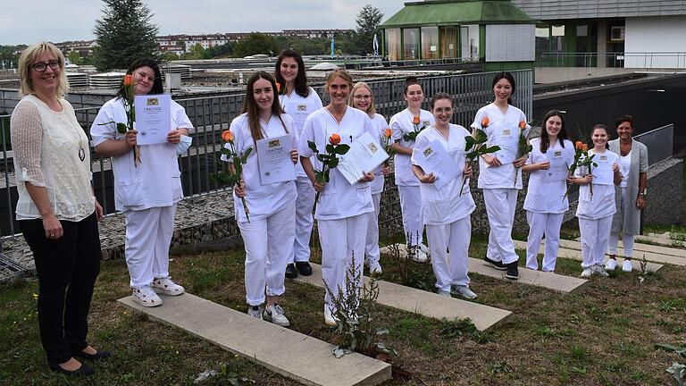 Pflegefachfrauen feiern ihren Abschluss an der Pflegeschule Klinik Kitzinger Land.