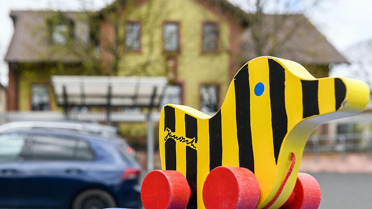 Die Staatsanwaltschaft Würzburg ermittelt noch immer im Fall der Kita Greußenheim wegen mutmaßlicher Übergriffe gegen Kinder. Im Hintergrund ist das Kinderhaus zu sehen (Archivbild). Die Staatsanwaltschaft Würzburg ermittelt noch immer im Fall der Kita Greußenheim wegen mutmaßlicher Übergriffe gegen Kinder. Im Hintergrund ist das Kinderhaus zu sehen (Archivbild).
