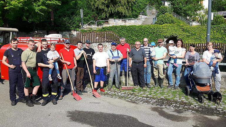 Putzaktion der Dorfgemeinschaft Brunntal Putzaktion der Dorfgemeinschaft Brunntal