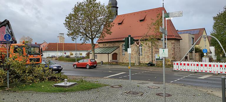 Ein trauriger Baumstumpf und eine völlig verbogene Verkehrsampel: Der Sturm hat vor der Erlöserkirche schweren Schaden angerichtet. Ein trauriger Baumstumpf und eine völlig verbogene Verkehrsampel: Der Sturm hat vor der Erlöserkirche schweren Schaden angerichtet.