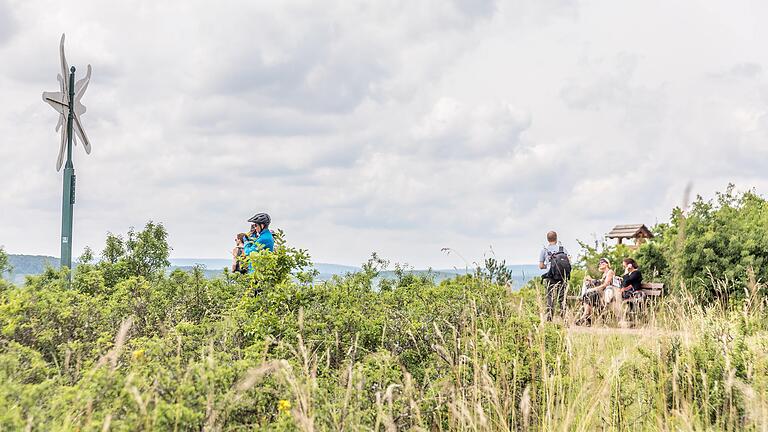 Unterwegs auf dem Geologischen Wanderweg von Gambach zum Edelweiß: Auf dem Lehrpfad erfährt man Spannendes und Wissenswertes über die geologischen Verhältnisse der Region (Archivfoto). Unterwegs auf dem Geologischen Wanderweg von Gambach zum Edelweiß: Auf dem Lehrpfad erfährt man Spannendes und Wissenswertes über die geologischen Verhältnisse der Region (Archivfoto).