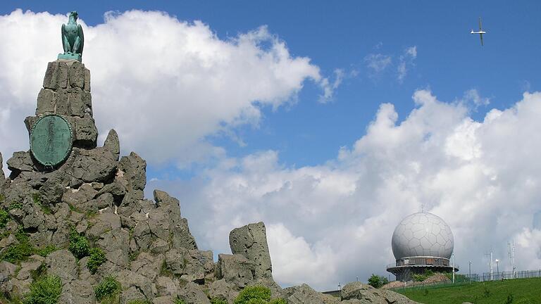 Begehrte Fotomotive an der Wasserkuppe: Das Fliegerdenkmal, das Radom und ein Segler am Himmel. Begehrte Fotomotive an der Wasserkuppe: Das Fliegerdenkmal, das Radom und ein Segler am Himmel. 