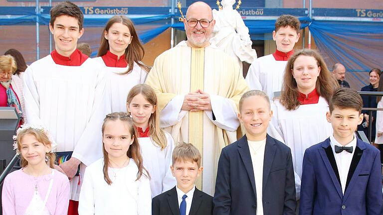 Strahlende Freude nach einem tollen Gottesdienst zur ersten heiligen Kommunion. Beim Erinnerungsfoto Reupelsdorfer Kommunion 2024 durften natürlich Pater Isaak Grünberger OSB und die Ministranten nicht fehlen. Alle hatten soeben einen schönen Gottesdienst gefeiert. Die Kommunionkinder sind (v.l.) Lena Then, Hannah Fleck, Jonas Roth, Marlon Hümmer, Damian Köhler. Strahlende Freude nach einem tollen Gottesdienst zur ersten heiligen Kommunion. Beim Erinnerungsfoto Reupelsdorfer Kommunion 2024 durften natürlich Pater Isaak Grünberger OSB und die Ministranten nicht fehlen. Alle hatten soeben einen schönen Gottesdienst gefeiert. Die Kommunionkinder sind (v.l.) Lena Then, Hannah Fleck, Jonas Roth, Marlon Hümmer, Damian Köhler.