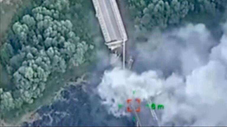 Ukraine-Krieg - Region Kursk       -  Die Autobrücke über den Fluss Sejm bei Gluschkowo im Gebiet Kursk diente auch als wichtige militärische Nachschubverbindung. (Archivbild)