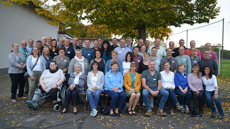 Die Schülerinnen und Schüler, die im Jahr 1974 ihre Schullaufbahn an den drei Schulorten der Grundschule Kolitzheim in Herlheim, Zeilitzheim und Stammheim begannen, trafen sich im TSV-Sportheim zu einem ersten gemeinsamen Klassentreffen. Bisher hatten sich die zwei Klassen der gleichen Jahrgangsstufe jeweils gesondert getroffen. Die Schülerinnen und Schüler, die im Jahr 1974 ihre Schullaufbahn an den drei Schulorten der Grundschule Kolitzheim in Herlheim, Zeilitzheim und Stammheim begannen, trafen sich im TSV-Sportheim zu einem ersten gemeinsamen Klassentreffen. Bisher hatten sich die zwei Klassen der gleichen Jahrgangsstufe jeweils gesondert getroffen.