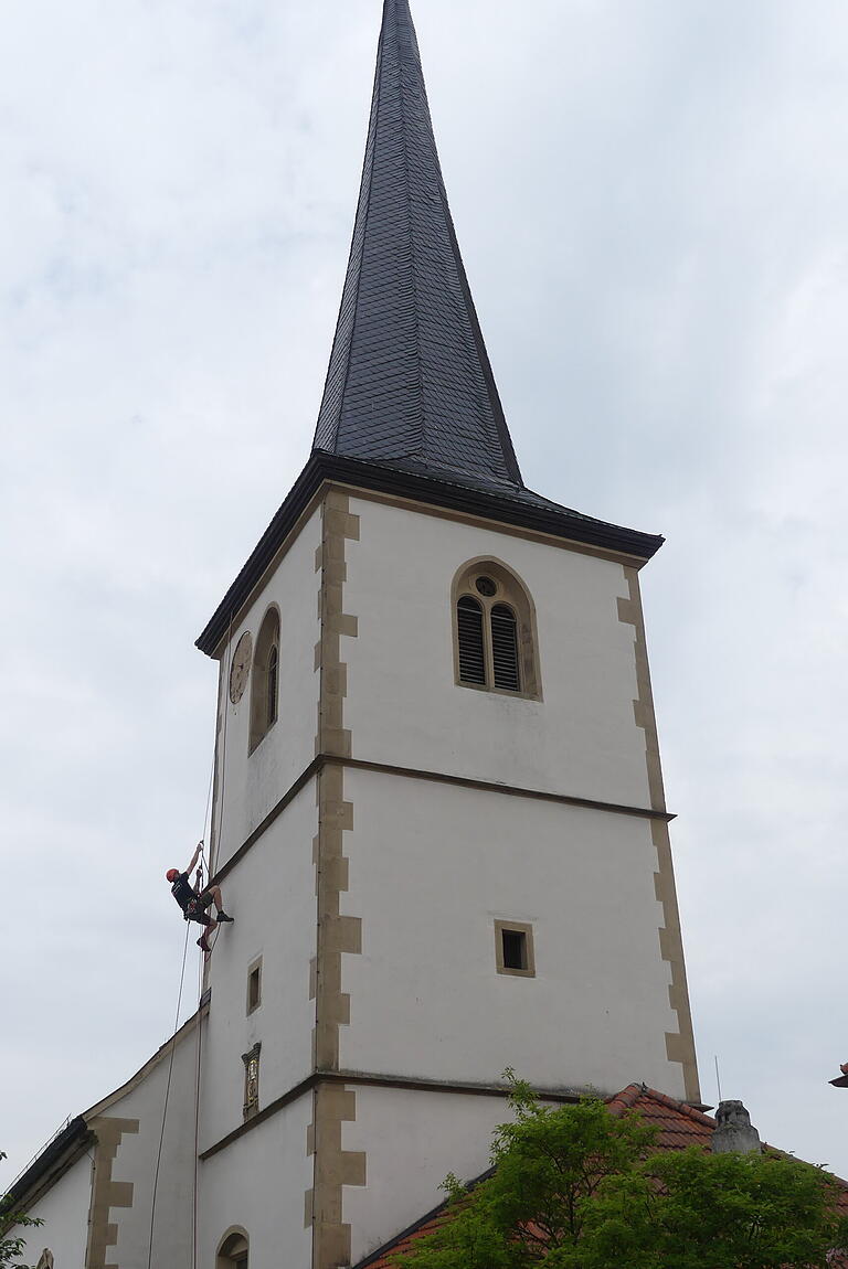 An der Holzhäuser Kirche waren Bergsteiger-Qualitäten gefragt.&nbsp;Im Bild Steffen Willing, der die Uhr in luftiger Höhe wieder anbrachte.